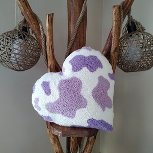 Almohada de aguja perforada con patrón de vaca, cojín en forma de corazón con copete de mano, almohada decorativa de dormitorio, regalo de habitación para niñas