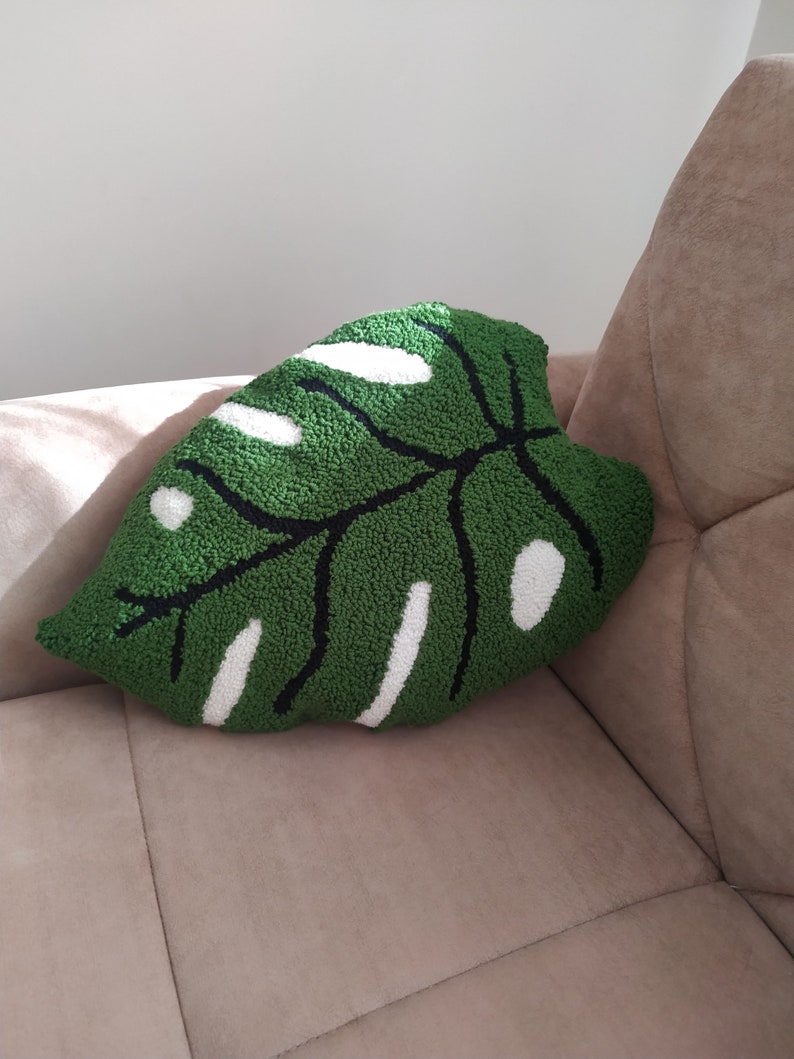 Oreiller à aiguille de poinçon touffu ''Monstera Leaf'' fait à la main, coussin décoratif de salon image 2