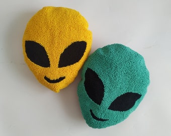 Handgetuftetes Alien Kissen: Modernes Punch Needle Stickkissen