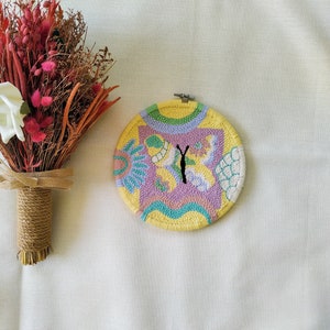 Bordado de mariposa con aguja perforadora: Arte de fibra hecho a mano para colgar en la pared