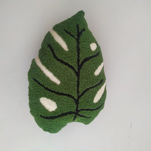 Oreiller à aiguille de poinçon touffu ''Monstera Leaf'' fait à la main, coussin décoratif de salon image 7