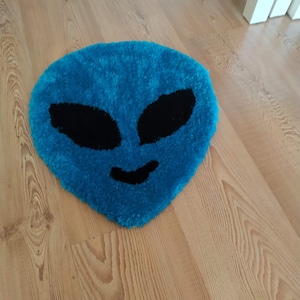 Alien Head Tufted Rug: Handmade Space Dorm Decor