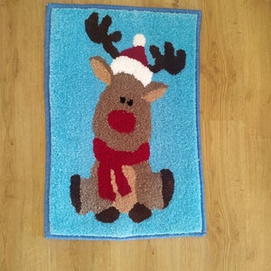 Handgemaakt getuft kersttapijt: hertontwerp, vakantiedecor (17 x 25 inch)