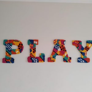 Punch Needle PLAY Room Letters, Tapices de la sala de juegos con mechones hechos a mano, Decoración personalizada de la pared de la habitación del niño, Arte abstracto de letreros personalizados