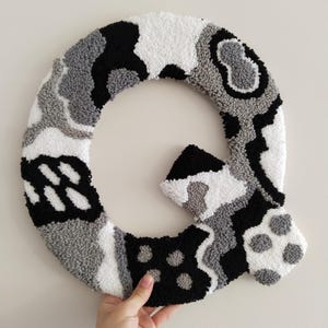Placa de nome personalizada abstrata com agulha de perfuração, letras iniciais tufadas feitas à mão para pendurar na parede, presente para ele, ideia de presente de Natal