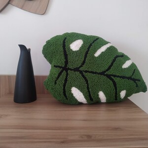 Oreiller à aiguille de poinçon touffu ''Monstera Leaf'' fait à la main, coussin décoratif de salon image 8