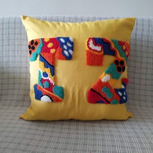 Capa de travesseiro com letras iniciais tufadas à mão, sinal de nome personalizado abstrato, decoração de casa exclusiva, presente de natal