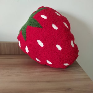 Almohada de aguja de fresa con mechón hecho a mano, cojín de habitación lindo de niña de frutas, almohada decorativa de guardería divertida, decoración de dormitorio