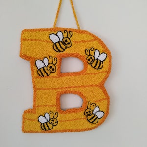 Letras iniciais de abelha tufadas à mão, agulha de perfuração, suspensão de parede, colmeia, sinal de nome personalizado, chá de bebê, presente, decoração de berçário