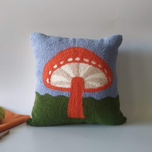 Funda de almohada de hongos copetuda de mano, cojín decorativo de aguja perforada, decoración casera de hongos mágicos, decoración de habitación de niña