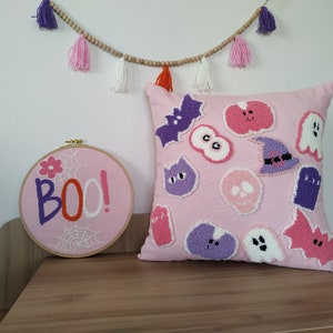Juego de Halloween rosa con copetes a mano de 3 decoración del hogar, juego de funda de almohada pastel Punch Needle, linda decoración de Halloween