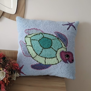 Funda de almohada de tortuga copetuda hecha a mano, cojín de tendencia de verano de aguja perforada