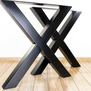 Puede incluir: Patas de mesa de metal negro en forma de X. Las patas son de metal grueso y resistente y tienen un acabado mate.
