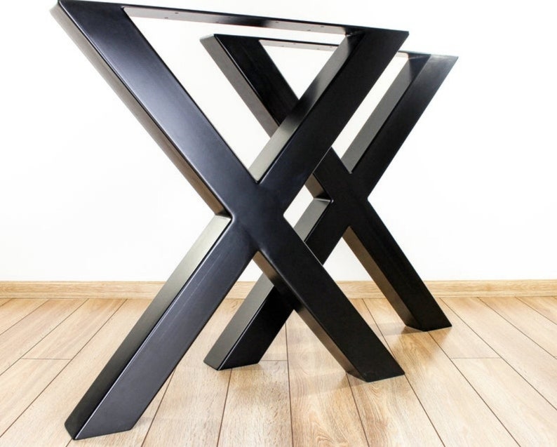 Puede incluir: Patas de mesa de metal negro en forma de X. Las patas son de metal grueso y resistente y tienen un acabado mate.