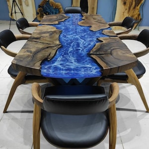 Tavolo da pranzo fatto a mano in noce scuro River: resina epossidica blu oceano
