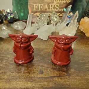 Cinnabar Crystal Baby Yoda Figurine, Star Wars Decor bild 1