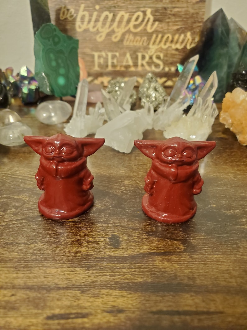 Cinnabar Crystal Baby Yoda Figurine, Star Wars Decor bild 1
