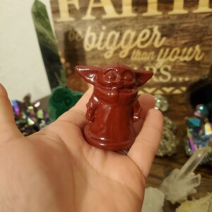 Cinnabar Crystal Baby Yoda Figurine, Star Wars Decor bild 2