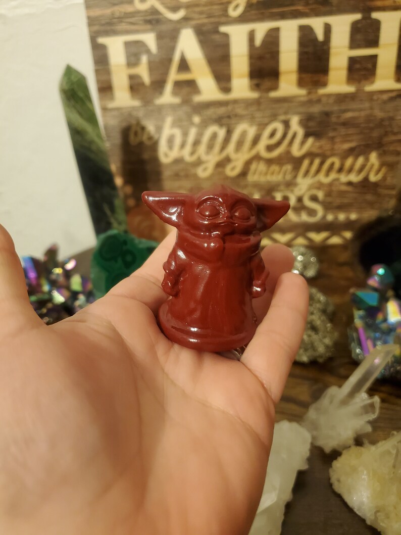 Cinnabar Crystal Baby Yoda Figurine, Star Wars Decor bild 2