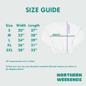 Pode incluir: Guia de tamanhos para uma camisola com medidas em polegadas. O gr&aacute;fico mostra a largura e o comprimento da camisola nos tamanhos S, M, L, XL e 2XL. A imagem mostra uma camisola branca com as palavras "WIDTH" e "LENGTH" escritas nela.