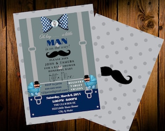 Puede incluir: Una tarjeta de invitación para baby shower con una pajarita de cuadros azules y blancos, tirantes grises y un gráfico de bigote negro. El texto dice: Oh boy... a little MAN is on the way! Please join John & Tamera for a baby shower honoring baby.