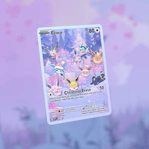 Puede incluir: Una tarjeta de juego de Christmas Eevee con varias evoluciones de Eevee en una escena invernal con regalos y un árbol de Navidad. La tarjeta tiene un borde azul claro y el texto "Christmas Eevee".