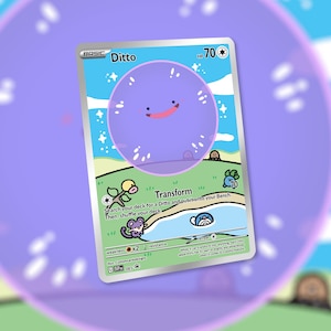 Puede incluir: Taza de cerámica blanca con asa negra y la frase "But First, Coffee" en negro. La taza se muestra sobre un fondo borroso, sugiriendo un ambiente acogedor.