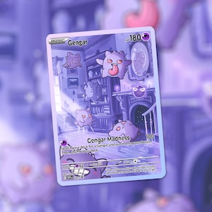 Op de afbeelding: Een Gengar Pokémon-kaart in paars en wit. De kaart toont Gengar in een kamer met de tekst "Gengar Madness". Het heeft 180 HP en een terugtrekkingskosten van 100. De kaart heeft ook een zwakte en een weerstand.