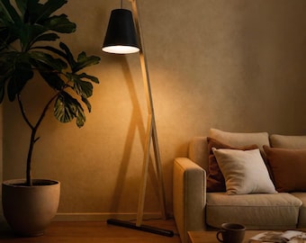 Handgefertigte Stehlampe aus Eiche | Minimalistische Innenbeleuchtung