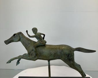 アテネ国立博物館の騎手と馬のギリシャ彫刻の複製、緑青効果のある樹脂