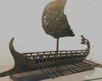 Escultura de barco trirreme griego de bronce sobre base de mármol