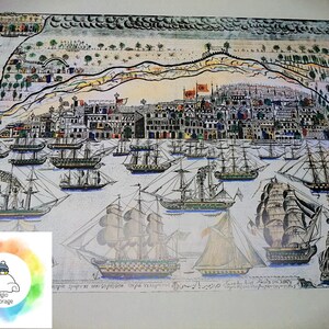 Puede incluir: Una ilustración vintage que representa una ciudad con un puerto lleno de barcos. La ciudad está rodeada por una muralla y tiene muchos edificios con techos rojos. Los barcos navegan en el puerto y algunos están atracados en la costa. La ilustración está en blanco y negro con algunos acentos de color.