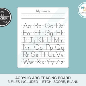 Op de afbeelding: Een wit traceerbord met zwarte lijnen om het alfabet te traceren. Het bord heeft de tekst "My name is" bovenaan en "ACRYLIC ABC TRACING BOARD" onderaan. De tekst "3 FILES INCLUDED - ETCH, SCORE, BLANK" is ook inbegrepen.