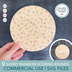 Peut inclure: Neuf rondins de pointage en bois avec un motif arc-en-ciel ensoleillé. Les rondins sont conçus pour un usage commercial et sont disponibles au format de fichier SVG. L'image montre une main tenant un rondin avec le motif et un rondin plus petit avec le mot "Sophie" dessus.