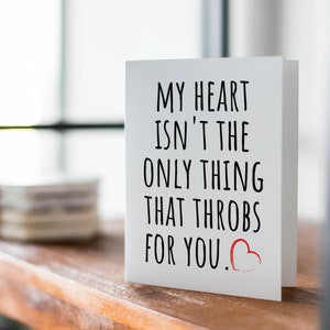 Puede incluir: Tarjeta blanca con texto negro que dice "Mi coraz&oacute;n no es lo &uacute;nico que late por ti." Un coraz&oacute;n rojo est&aacute; dibujado al lado del texto.