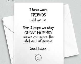 Könnte beinhalten: Eine weiße Grußkarte mit einer humorvollen Botschaft über Freundschaft, einschließlich der Sätze „FRIENDS“ und „GHOST FRIENDS“. Die Karte befindet sich in einem weißen Umschlag. Der Text enthält ein zwinkerndes Smiley-Gesicht und die Worte „Good times...“