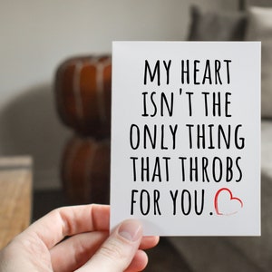 Puede incluir: Tarjeta blanca con texto negro que dice "Mi coraz&oacute;n no es lo &uacute;nico que late por ti." Un coraz&oacute;n rojo est&aacute; dibujado al lado del texto.