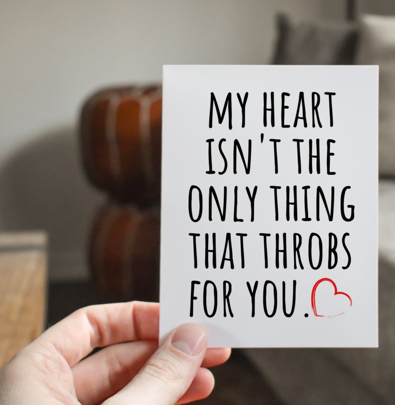Puede incluir: Tarjeta blanca con texto negro que dice "Mi coraz&oacute;n no es lo &uacute;nico que late por ti." Un coraz&oacute;n rojo est&aacute; dibujado al lado del texto.