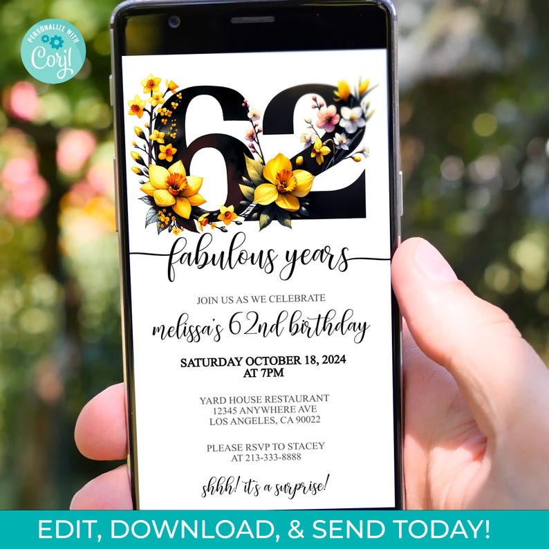 Pode incluir: Um convite digital de anivers&aacute;rio com um design floral preto e amarelo. O n&uacute;mero 62 &eacute; apresentado no centro do design. O texto diz "fabulous years" e "melissa's 62nd birthday". O convite inclui a data, a hora, o local e as informa&ccedil;&otilde;es de RSVP.