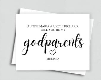 Può includere: Un biglietto d'auguri bianco con testo nero che recita: AUNTIE MARIA & UNCLE RICHARD, WILL YOU BE MY godparents, seguito da una piccola icona a forma di cuore e dal nome MELISSA in basso. Il biglietto è appoggiato su una busta bianca.