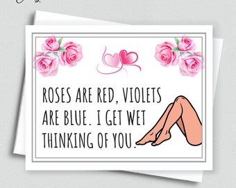 Könnte beinhalten: Eine weiße Karte mit rosa Rosen und Herzen oben. Der Text auf der Karte lautet "Roses are red, violets are blue. I get wet thinking of you."