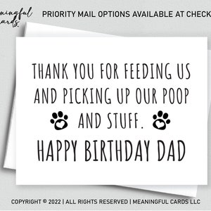 K&ouml;nnte beinhalten: Eine wei&szlig;e Karte mit schwarzem Text, der lautet: "Danke, dass du uns f&uuml;tterst und unseren Kot aufr&auml;umst und alles. Alles Gute zum Geburtstag, Papa". Es gibt zwei Pfotenabdr&uuml;cke mit Herzen in der Mitte der Pfotenabdr&uuml;cke.