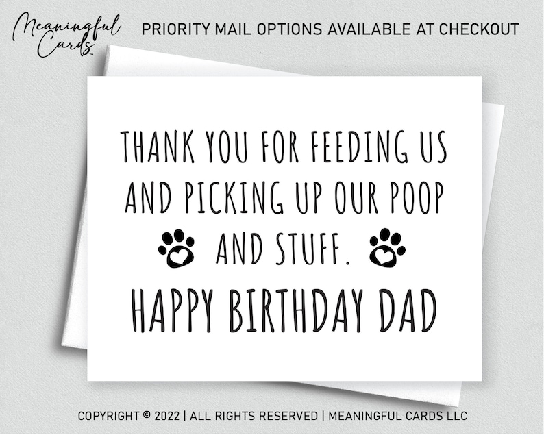 K&ouml;nnte beinhalten: Eine wei&szlig;e Karte mit schwarzem Text, der lautet: "Danke, dass du uns f&uuml;tterst und unseren Kot aufr&auml;umst und alles. Alles Gute zum Geburtstag, Papa". Es gibt zwei Pfotenabdr&uuml;cke mit Herzen in der Mitte der Pfotenabdr&uuml;cke.