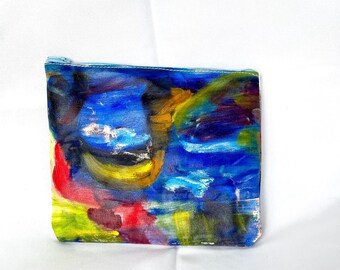 Puede incluir: Pequeño neceser cuadrado de lona con una pintura abstracta vibrante. La obra de arte presenta pinceladas audaces en tonos de azul, amarillo, rojo y verde. El neceser tiene una cremallera azul claro y es para llevar objetos pequeños.