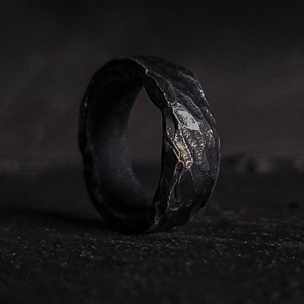 Bague forgée à la main - Alliance pour homme, bague tendance, alliance noire, bagues pour homme