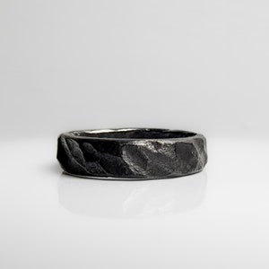 Handgesmede ring - herentrouwring, statementring, zwarte trouwring, herenringen