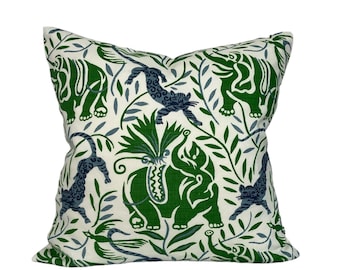 Funda de almohada Christopher Farr Cloth La Jungle - Elefante y tigre verde azul lumbar - Reverso de lino liso