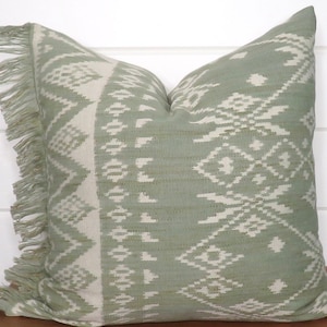 Capa de Almofada Ikat Verde: Algodão Orgânico Feito à Mão com Parte Traseira em Linho