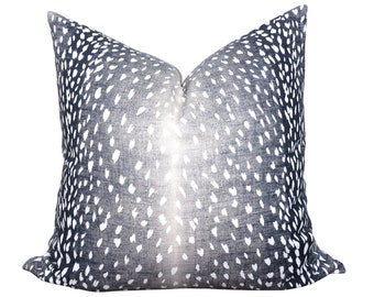 Funda de almohada con estampado de antílope azul de Vern Yip: Cojín decorativo de mezcla de lino.