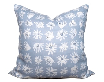 Capa de almofada Schumacher Meadow Rock: Almofada decorativa de linho com estampa floral azul